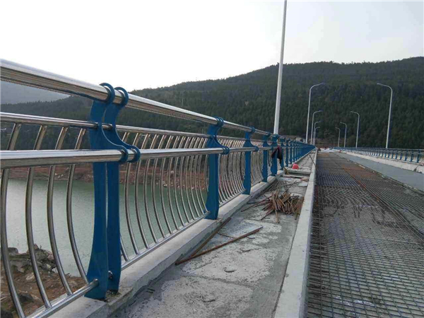 新乡不锈钢桥梁护栏的特点及其在桥梁安全中的重要作用