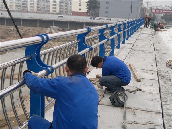 新乡不锈钢桥梁护栏除锈维护的重要性及其方法