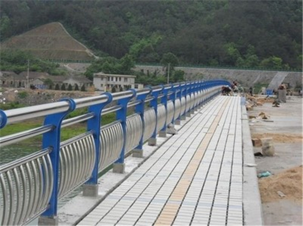 新乡不锈钢桥梁护栏的特性及其在现代建筑中的应用
